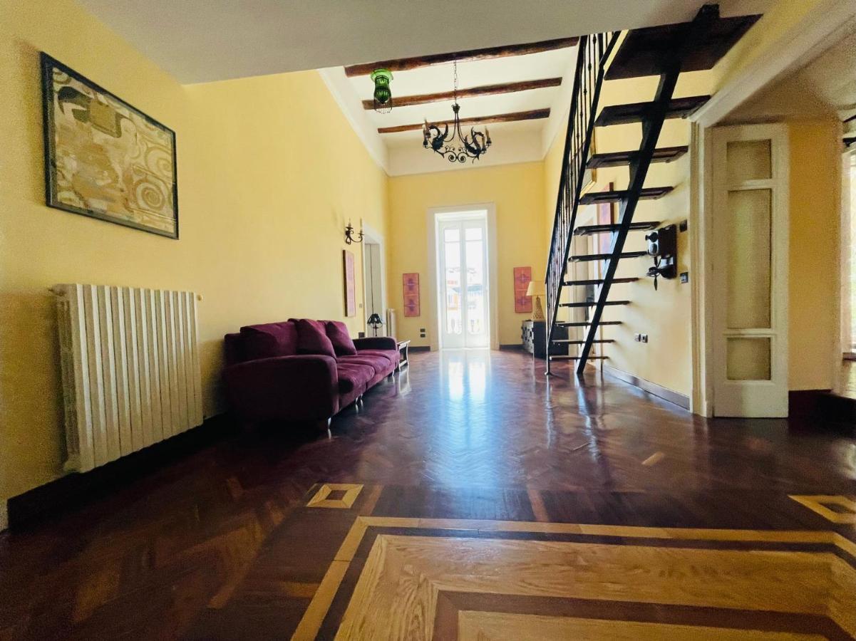 Sul Teatro San Carlo Naples